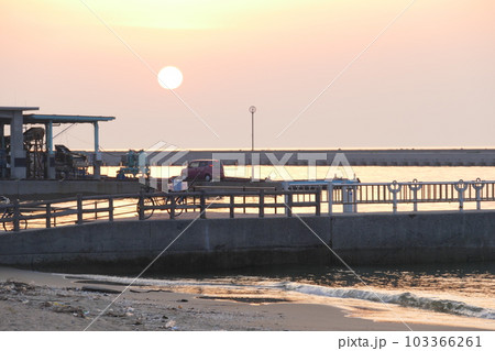 三重県 白子港緑地の朝焼け風景 103366261