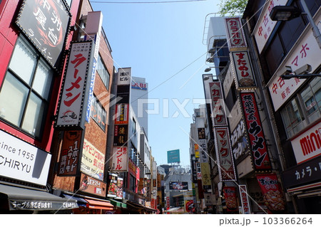 新宿西口の繁華街 103366264