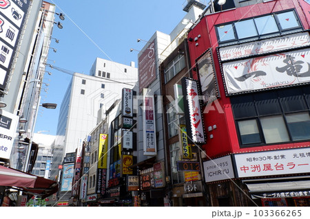 新宿西口の繁華街 新宿西口の繁華街 103366265
