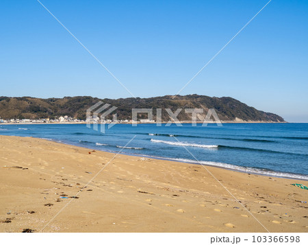 砂浜と玄界灘。福岡県福岡市東区内の海岸。写真奥には志賀島が見える。 103366598