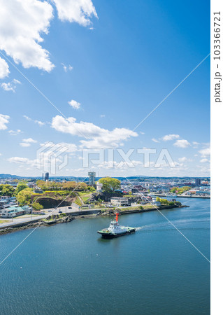 「青森県」青空と八戸港　八戸市 103366721