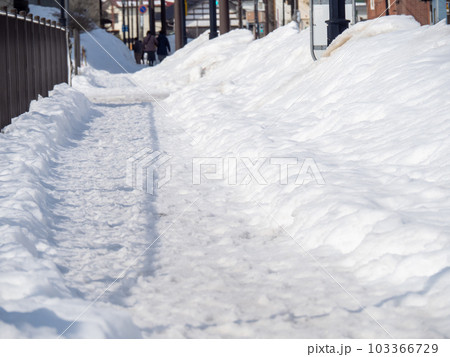 積雪のある歩道。 103366729
