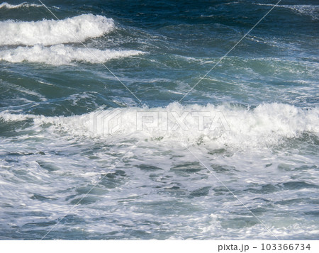 冬の荒れた海の白波。 103366734