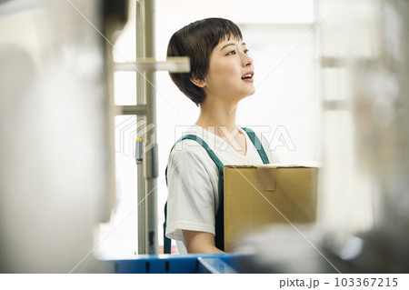 倉庫で働く若い女性 103367215