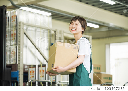 倉庫で働く若い女性 103367222