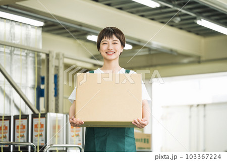 倉庫で働く若い女性 103367224