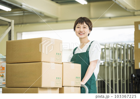 倉庫で働く若い女性 103367225