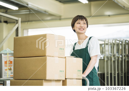 倉庫で働く若い女性 倉庫で働く若い女性 103367226