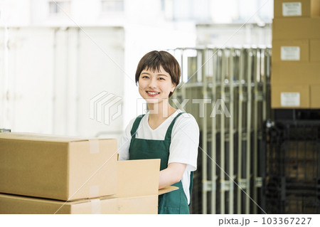 倉庫で働く若い女性 倉庫で働く若い女性 103367227