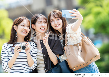 女子旅 スマホ 自撮り 女子旅 スマホ 自撮り 103367502