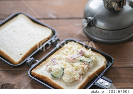 ホットサンドメーカーでポテトサラダサンド ホットサンドメーカーでポテトサラダサンド 103367608