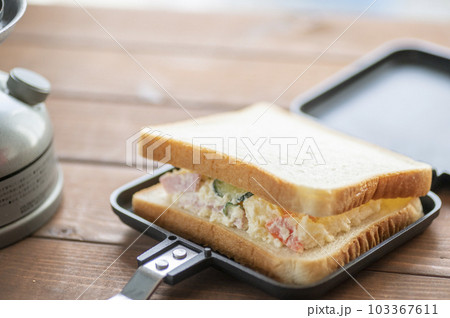 ホットサンドメーカーでポテトサラダサンド ホットサンドメーカーでポテトサラダサンド 103367611