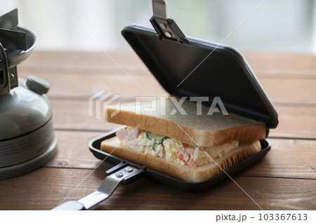 ホットサンドメーカーでポテトサラダサンド ホットサンドメーカーでポテトサラダサンド 103367613