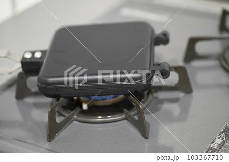 キッチンで使うホットサンドメーカー キッチンで使うホットサンドメーカー 103367710