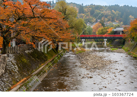 岐阜県高山市　秋の紅葉が美しい飛騨高山の代表的な橋である赤い中橋 103367724