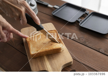 ホットサンドをカット ホットサンドをカット 103367896