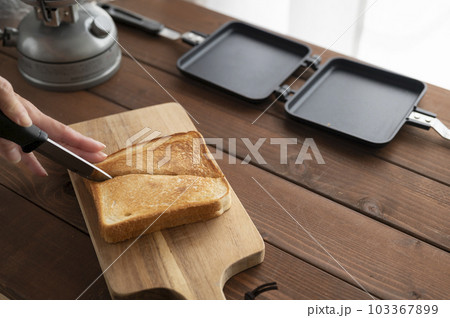 ホットサンドをカット 103367899