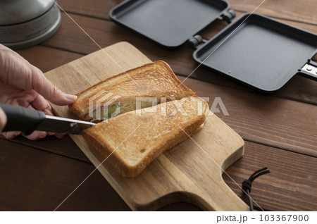 ホットサンドをカット ホットサンドをカット 103367900