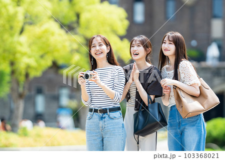 女子旅　カメラ　大阪旅行 103368021
