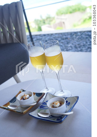 沖縄のリゾートで飲むドリンク 103368043