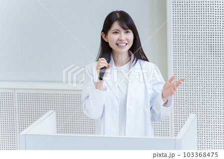 登壇する白衣を着た女性 登壇する白衣を着た女性 103368475