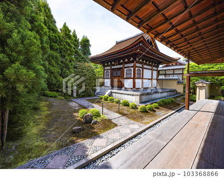 大徳寺　龍源院　前庭と開祖堂 103368866