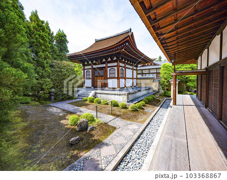 大徳寺　龍源院　前庭と開祖堂 103368867