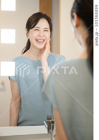 美容を気にする女性　鏡などで確認する 103368899