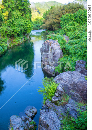大芦川　天王橋からの眺め　新緑の風景　鹿沼市　 103369065