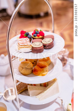 ウィーンのレストランでアフタヌーンティー ウィーンのレストランでアフタヌーンティー 103369157
