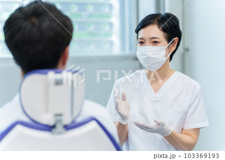 診察をする女性歯科医 103369193