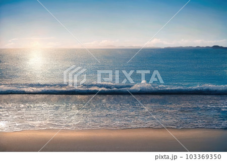 《AI画像》夕暮れの海岸 103369350