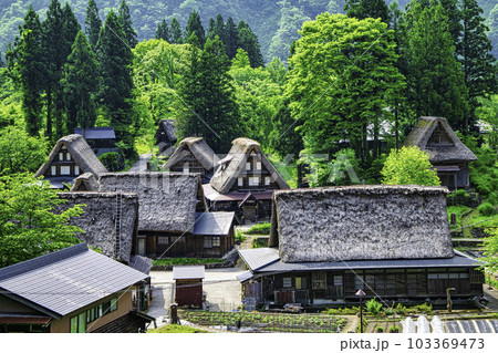 富山県　五箇山　相倉合掌造り集落　相念寺上の展望台からの風景　世界遺産 103369473
