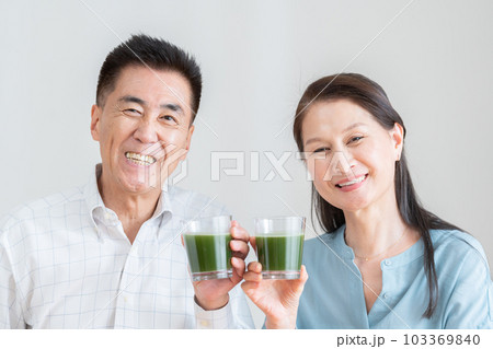 青汁を飲む高齢者夫婦 103369840