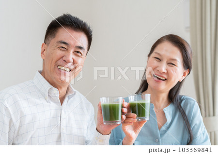 青汁を飲む高齢者夫婦 103369841