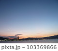 琵琶湖と夕暮れと三日月と 103369866