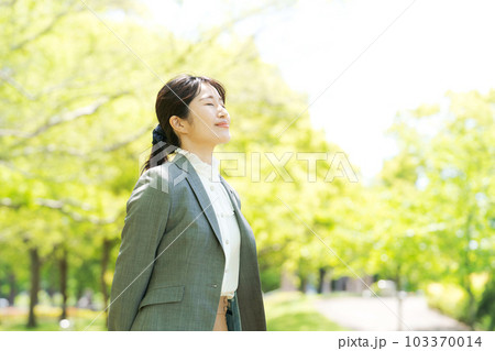 スーツの女性ポートレート スーツの女性ポートレート 103370014