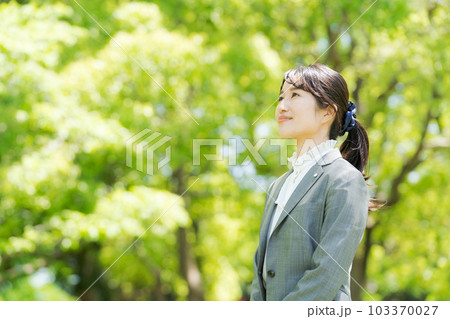 スーツの女性ポートレート スーツの女性ポートレート 103370027