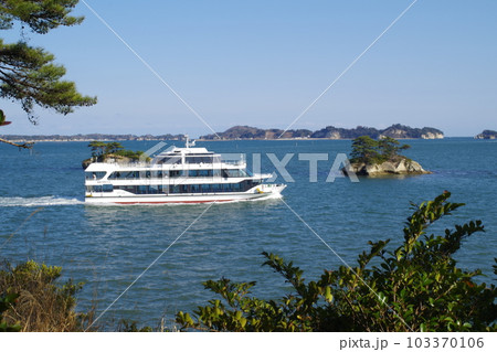 松島湾巡りの観光船の景色 松島湾巡りの観光船の景色 103370106