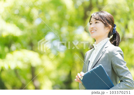 新緑の中に立つ女性の写真 新緑の中に立つ女性の写真 103370251