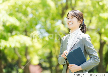 新緑の中に立つ女性の写真 新緑の中に立つ女性の写真 103370254