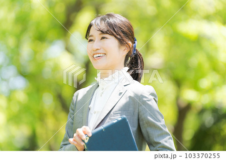 新緑の中に立つ女性の写真 新緑の中に立つ女性の写真 103370255