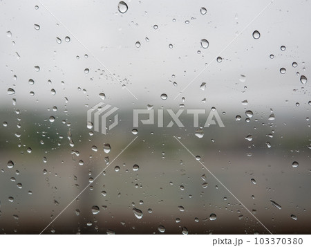 雨の水滴がついた車窓のガラス 103370380