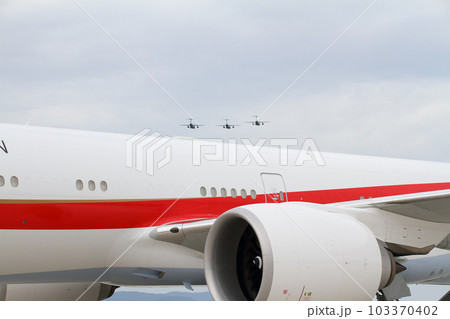 日本国政府専用機 ボーイング777-300ERとC2輸送機の編隊飛行 103370402