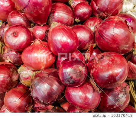 close-up of a lot of red onions, food background 103370418