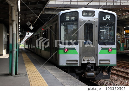 長岡駅に停車中のE127系電車（団体幕） 103370505
