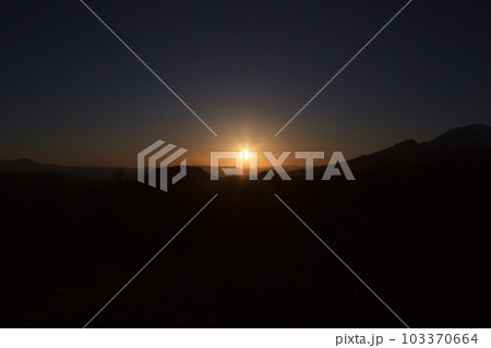 太陽が沈む北アルプスと浅間山 103370664