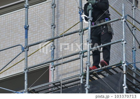 マンション大規模修繕　仮設足場の解体作業風景 103370713