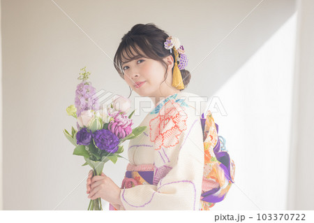 着物 総絞りの振袖を着ている女性のポートレート 着物 総絞りの振袖を着ている女性のポートレート 103370722