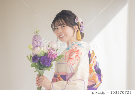 着物　総絞りの振袖を着ている女性のポートレート 103370723